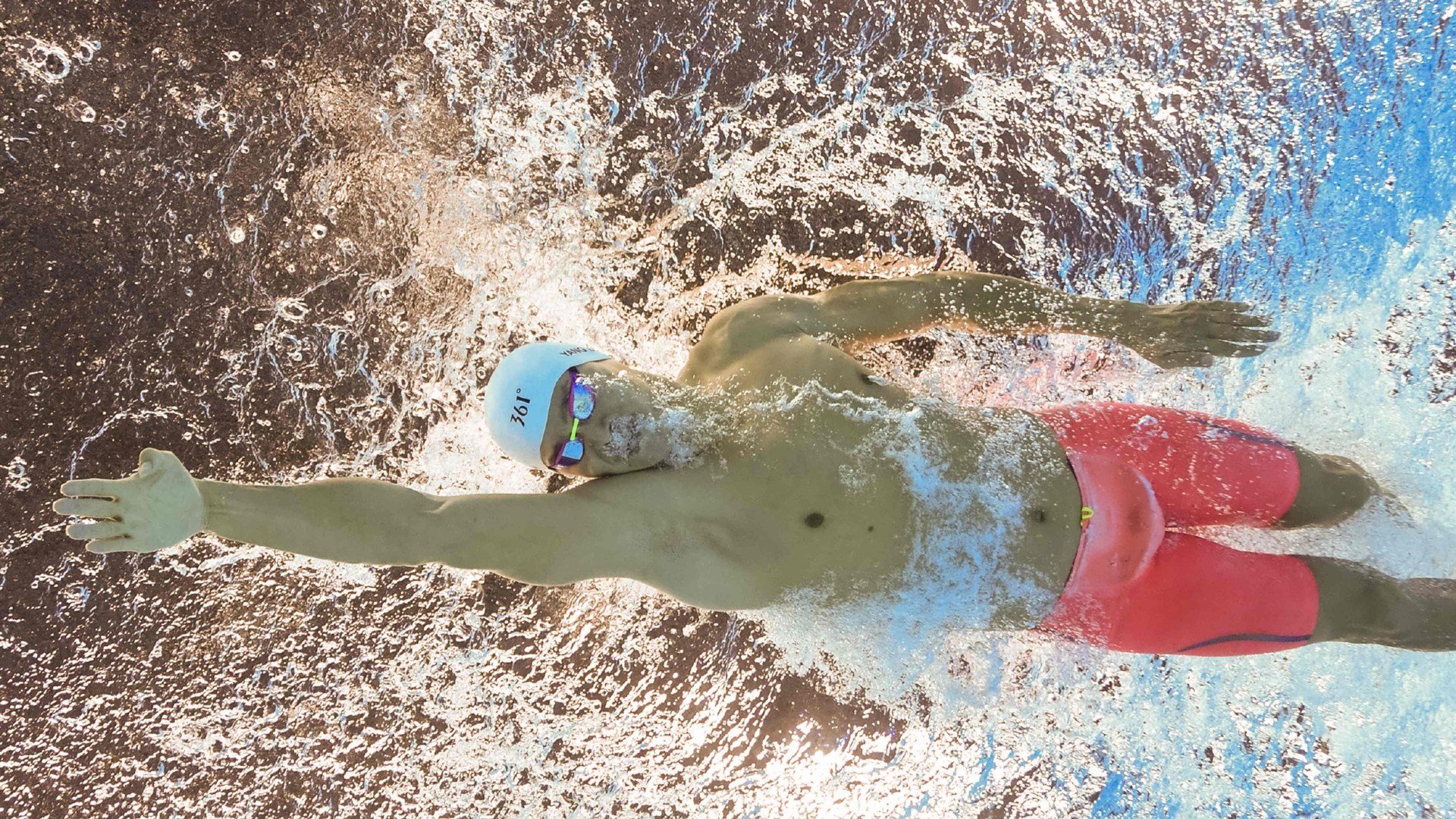 莱万多夫斯基关键节点比分优势明显，RNG带队取胜！